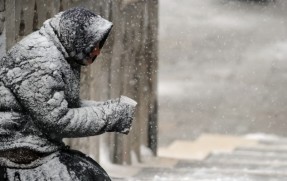 na zdjęciu znajduje się osoba bezdomna zimą